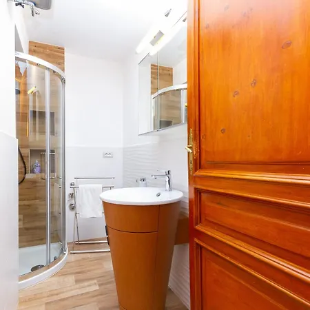 Little Oleandra - アパート